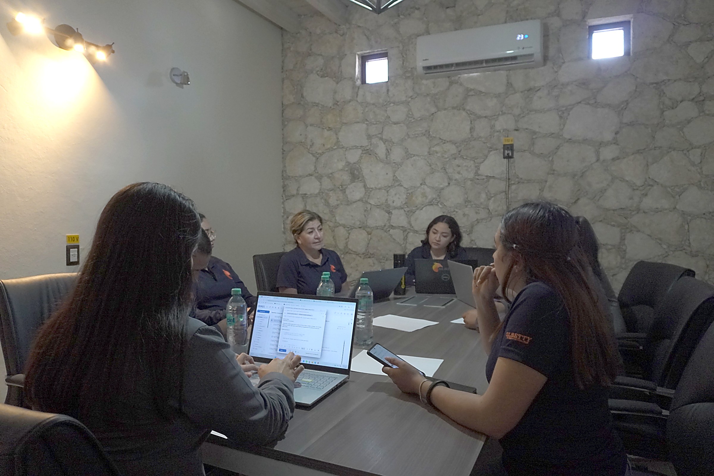 Equipo de SL Betty en junta de operaciones